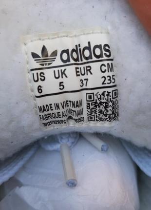 Кроссовки adidas campus черные с белым на бежевой ступне9 фото
