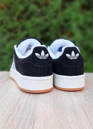 Кроссовки adidas campus черные с белым на бежевой ступне7 фото