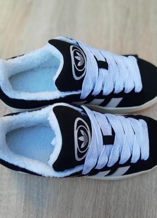 Кроссовки adidas campus черные с белым на бежевой ступне3 фото