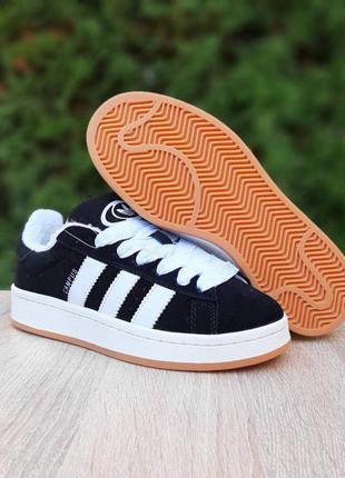 Кроссовки adidas campus черные с белым на бежевой ступне4 фото
