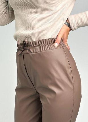 Жіночі утеплені шкіряні штани джоггери на хутрі теплі еко шкіра зима екошкіра7 фото