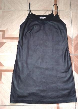 Маленькое черное кожаное платье, плотная ткань на подкладке, сбоку и сверху кружево