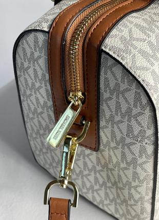 Кожаная классическая светлая сумочка от michael kors6 фото