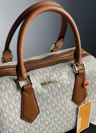 Кожаная классическая светлая сумочка от michael kors3 фото
