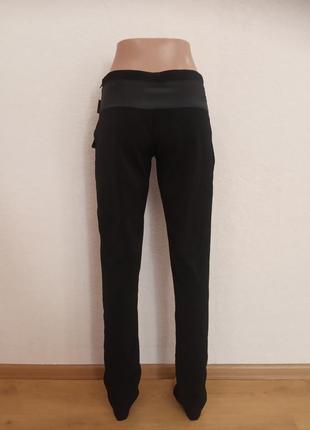 Чорні жіночі брюки із штучної костюмної тканини з анласним бантиком6 фото