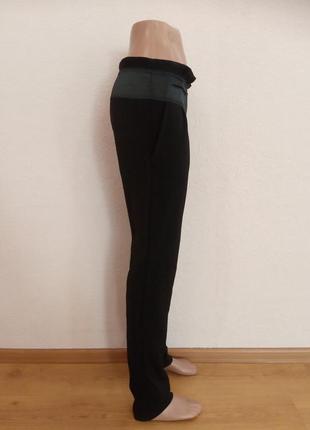 Чорні жіночі брюки із штучної костюмної тканини з анласним бантиком4 фото