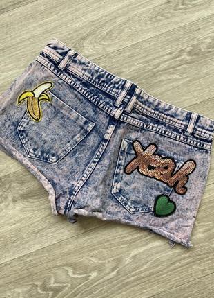 Стильные джинсовые короткие шорты с нашивками jennyfer 383 фото