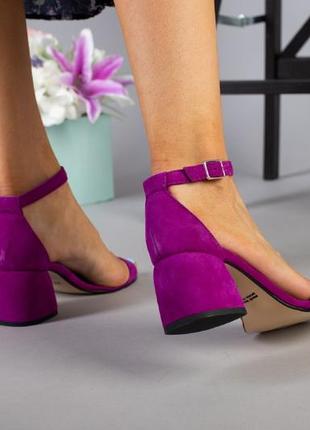Женские замшевые фиолетовые босоножки на каблуке2 фото