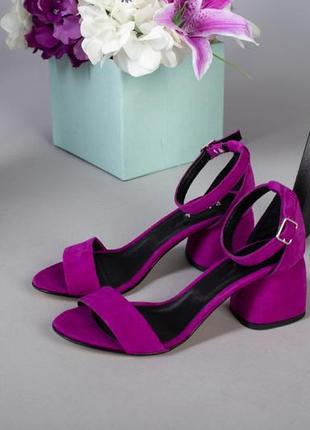 Женские замшевые фиолетовые босоножки на каблуке3 фото