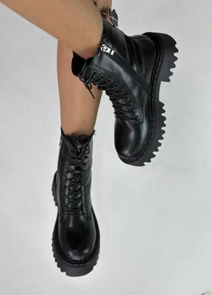 Женские черные ботинки с замочком5 фото