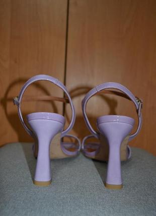 Кожаные металлизированные босоножки на каблуке angel alarсon, модель carole, р.385 фото