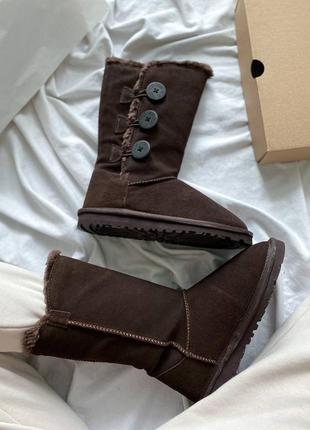 Жіночі зимові уггі ugg bailey button triplet ii brown umber овчина10 фото