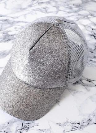 Базовая блестящая кепка под высокий хвост бейсболка панамка серебряная