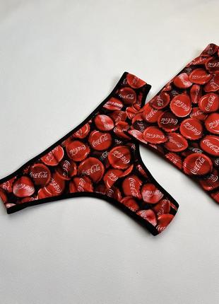 Женские трусики стринги в принте «кокакола»