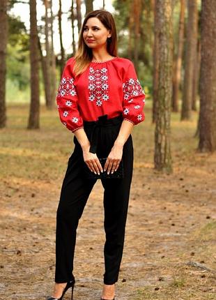 Стильна червона вишиванка для яскравої жінки