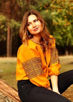 Жіноча блуза з виразною вишивкою