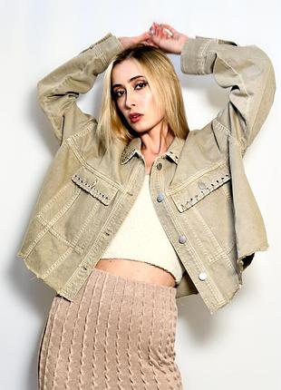 Сорочка з плотного матеріалу з металевими деталями