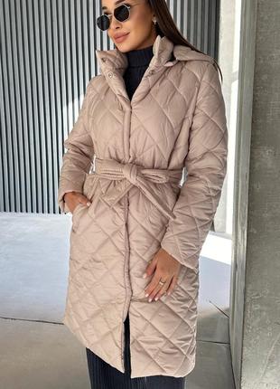 Теплое зимнее стеганое пальто с капюшоном насилика 200, куртка на зиму на заклепках с поясом и карманами2 фото