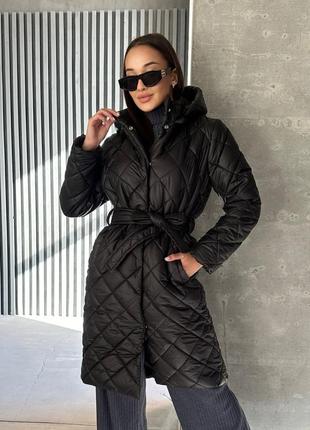 Теплое зимнее стеганое пальто с капюшоном насилика 200, куртка на зиму на заклепках с поясом и карманами6 фото