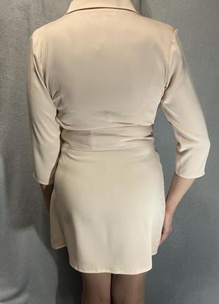 Фантастическое сатиновое платье кремового цвета с  поясом missguided размер uk810 фото