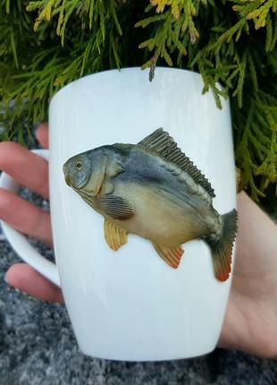 Подарунок рибаку короп ручної роботи на білій порцеляні