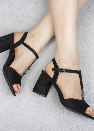 Черные замшевые босоножки на широком удобном каблуке с ремешком модные красивые1 фото