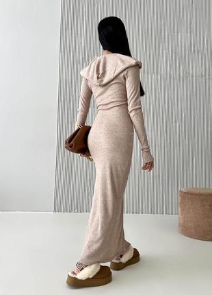 Стильное платье с капюшоном бежевого цвета2 фото