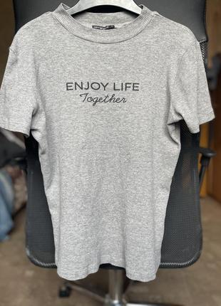 Футболка в рубчик terranova сіра з написом enjoy life together