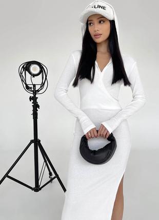 Стильное платье с капюшоном белого цвета3 фото
