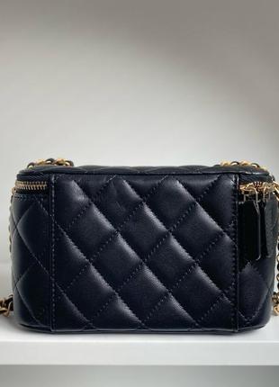 Женская черная кожаная стеганая сумка в стиле chanel vanity с золотым логотипом  шанель7 фото