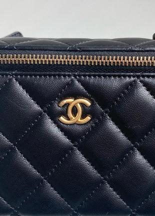 Женская черная кожаная стеганая сумка в стиле chanel vanity с золотым логотипом  шанель8 фото