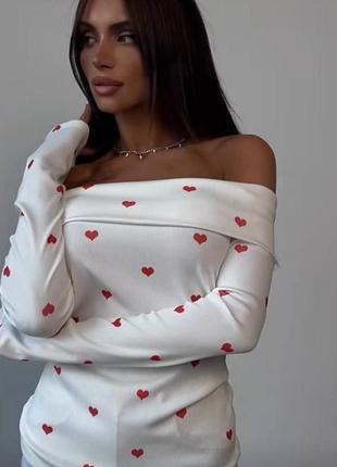 Трендовий светр рубчик кофта з відкритими плечима рукавами принтом сердечками серця  вільного крою