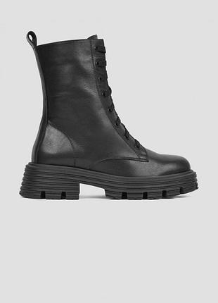Демисезонные высокие ботинки черного цвета