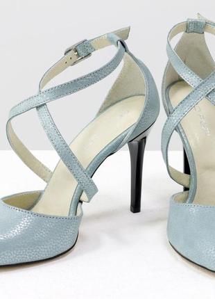 Кожаные женственные нежно-голубые туфли на шпильке