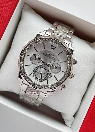 Гарний жіночий годинник сріблястого кольору з рифленим браслетом, відображення дати