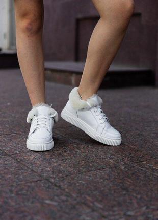 Белые зимние ботинки из натуральной кожи