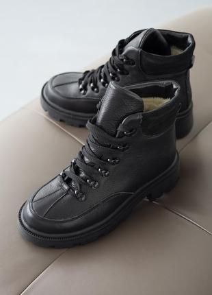 Стильные зимние ботинки черного цвета1 фото
