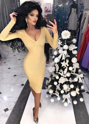 Платье мини из люрекса по фигуре с открытым декольте желтая короткая новогодняя праздничная трендовая стильная