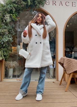 Пальто женское из меха оверсайз теплое на пуговицах с карманами качественное стильное трендовое белое5 фото