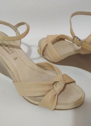 100% шкіра фірмові шкіряні базові бежеві босоніжки на танкетці супер якість!!! george