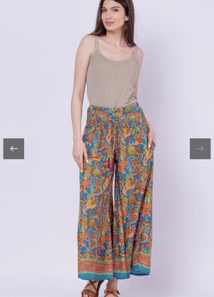 Широкая брючная юбка из индийского шелка с цветочным принтом1 фото