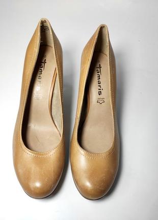 Туфли женские на каблуке коричневого цвета от бренда tamaris3 фото