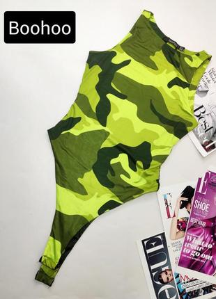 Боди женский салатового цвета в принт милитари от бренда boohoo s