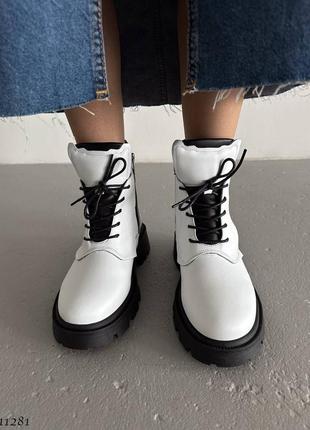 Білі з чорним натуральні шкіряні зимові черевики на шнурках шнурівці товстій чорній підошві шкіра зима6 фото