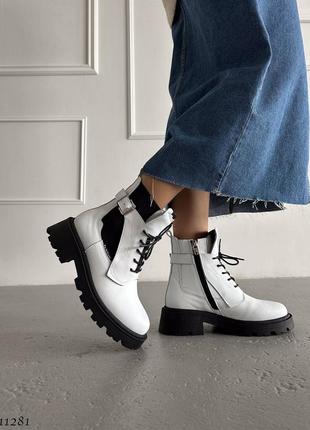 Білі з чорним натуральні шкіряні зимові черевики на шнурках шнурівці товстій чорній підошві шкіра зима10 фото