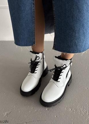 Білі з чорним натуральні шкіряні зимові черевики на шнурках шнурівці товстій чорній підошві шкіра зима2 фото