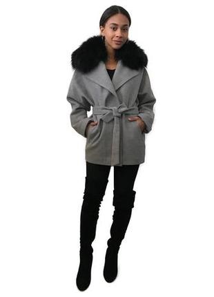 Сіре укорочене пальто з коміром із натурального хутра лисиці 48 ro-27009