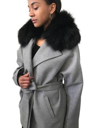 Серое укороченное пальто с воротником из натурального меха лисы 48 ro-270096 фото