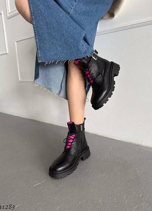 Чорні натуральні шкіряні зимові черевики на шнурках шнурівці товстій підошві з ремінцем пряжкою резинкою шкіра зима фуксія3 фото