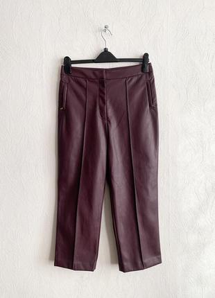 Укороченные брюки из экокожи5 фото